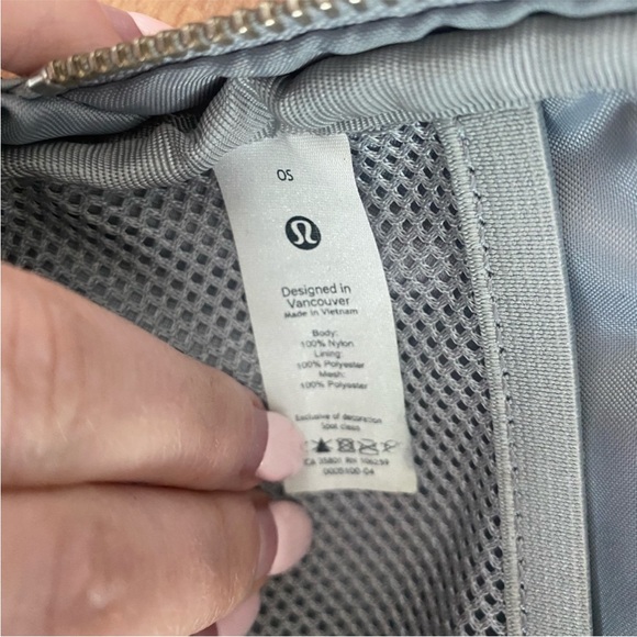 Lululemon Everywhere Belt Bag - Silver Drop - Picture 7 of 9